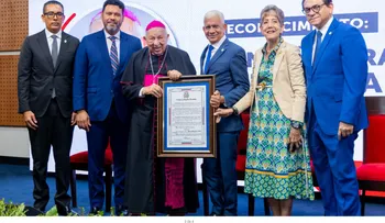 Senado reconoce trayectoria de monseñor Ramón Benito de la Rosa y Carpio