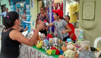Niña de 10 años cambia sus juguetes por agua para los afectados del terremoto en Ecuador
