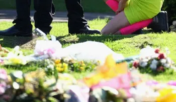 Por una razón poderosa, este hombre se puso un vestido para el funeral de su amigo