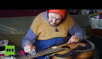 "Me dicen la "mujer guitarra'": La abuelita bielorrusa que toca blues con un foco