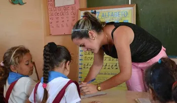 Más de 5,000 maestros cubanos volverán a las aulas tras subida de salarios