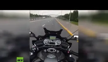 Un "youtuber" se graba manejando su moto con los pies y a alta velocidad, y muere