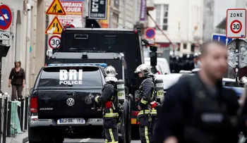  Un hombre armado se atrinchera con varios rehenes en París y dice tener una bomba y una pistola