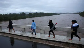 Huracán Simon azota la costa de Jalisco como categoría 3 y se prevé que toque tierra en Sinaloa