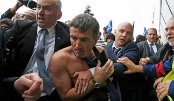 Trabajadores atacan a ejecutivos de Air France por recorte de personal