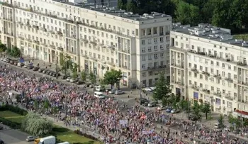 Expresidentes lideran protestas contra gobierno de Polonia