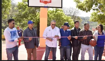 Senador llama a estudiantes a honrar compromisos con la Patria y sus familias