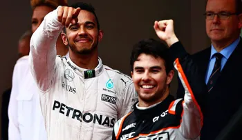 El piloto mexicano Sergio "Checo" Pérez se sube al pódium del Gran Premio de Mónaco