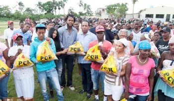 Zorrilla Ozuna entrega fundas navideñas