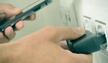 Joven muere electrocutado al conectar su propio celular