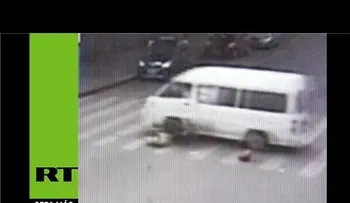 Una furgoneta provoca un accidente y todos salen vivos  (VIDEO)