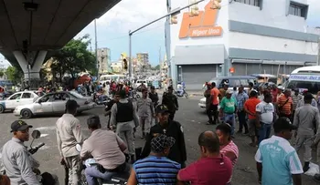 Violento enfrentamiento entre buhoneros de la Duarte y agentes de la PN 