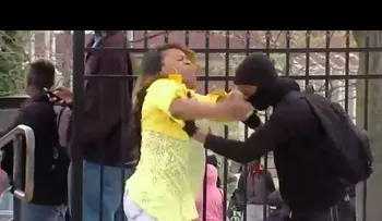 Madre saca a su hijo a golpes de protestas en Baltimore (Video viral)