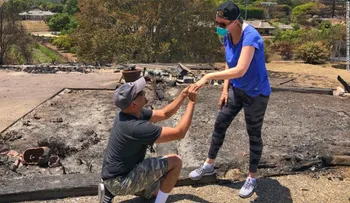 Ella encontró su anillo entre las cenizas de su hogar y él le propuso matrimonio nuevamente