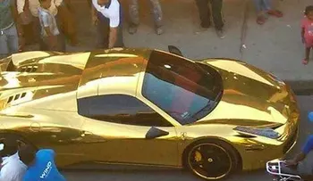 Robinson Canó se pasea en su Ferrari de oro (Video)