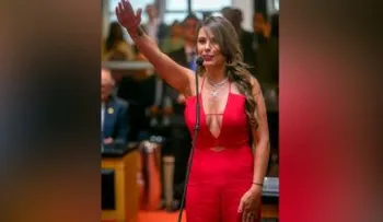 La diputada Ana Paula, que armó un escándalo con su escote, exige castigar a quienes las criticaron