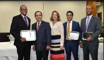 BC de la RD entrega premios a ganadores concurso de economía versión 2016
