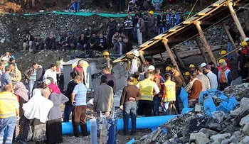 Rescatistas tratan de salvar a 18 mineros atrapados