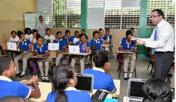 Ministro Andrés Navarro lleva República Digital a escuelas barrio Los Guandules