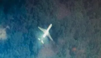 Difunden imagen de un avión sobrevolando la selva de Malasia que podría ser el MH370 