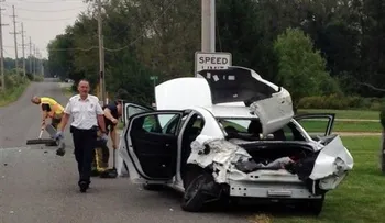 Mujer salta de su auto al ver una araña y provoca accidente de su hijo