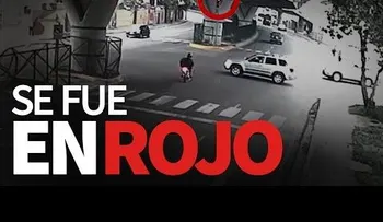 Violó la luz roja del semáforo y le costó cara su imprudencia (VIDEO)