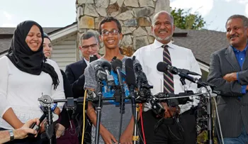 Joven musulmán arrestado en Texas por crear reloj será transferido a otra escuela