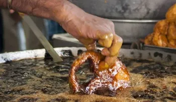Video: hombre fríe pescado con las manos