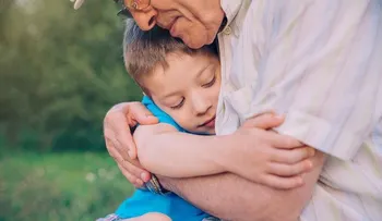 Abuelos que cuidan a sus nietos dejan marcas en el alma