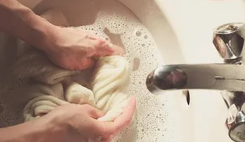Cómo blanquear la ropa y eliminar manchas tirando aspirina a tu lavadora