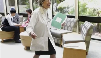 Mujer cumple 70 años trabajando en el mismo hospital en EE.UU.