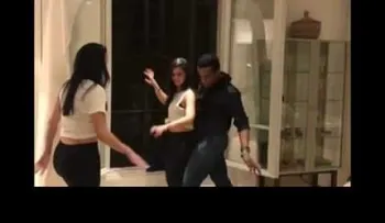 Hija de Leonel bailando bellydance 