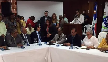 Gobierno firma acuerdo con gremios de la salud