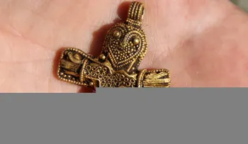 Un arqueólogo halla un crucifijo que puede reescribir la historia del cristianismo
