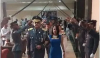 Policía celebra boda colectiva de agentes en Santiago