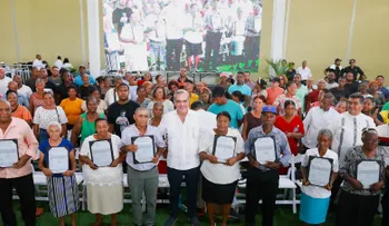 Presidente Abinader entrega 450 títulos de propiedad en Las Clavellinas de Azua