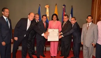 Cristina Lizardo entrega reconocimiento al ALBA-TCP