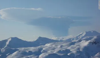 Emiten la máxima alerta de aviación tras la erupción de un volcán en Alaska