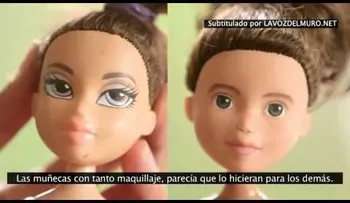Este VIDEO te dirá la razón por el que esta madre borra las caras de las muñecas de su hija