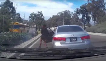 Mujer se baja de un auto en movimiento y causa choque
