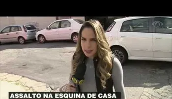 Asaltan a una joven en Brasil y antes de huir uno de ellos le exige darle un beso