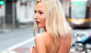 ¿Qué ves: la foto de un topless contra el cáncer o el accidente en el fondo?