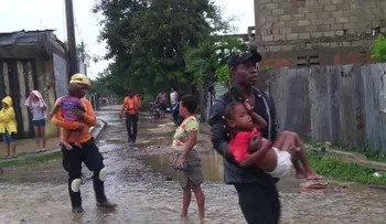 Voluntarios de la Defensa Civil trabajan para evitar pérdidas de vidas ante disturbio tropical