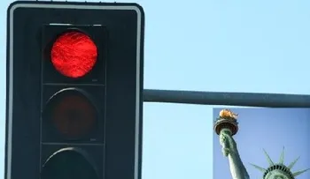 Cancelarán matrícula vehículos en NY tengan cinco violaciones luz roja de cámara