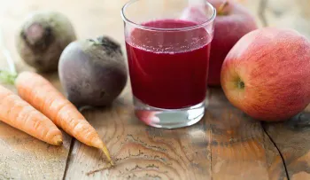 Jugo curativo de betabel, zanahoria y manzana
