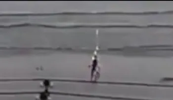 Momento exacto en el que una joven es golpeada por un rayo en una playa en Brasil