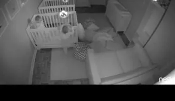 Unos gemelos organizan una fiesta cuando los mandan a dormir