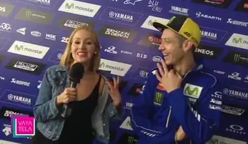 El descarado coqueteo de una periodista al piloto Valentino Rossi en plena entrevista
