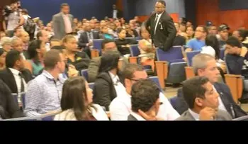 Jóvenes interrumpen a Ray Guevara para exigirle respeto a Derechos Humanos (VIDEO)