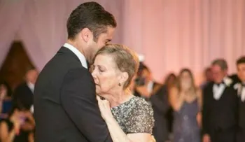 La mama del novio falleció y ella la reemplazó el día de su boda